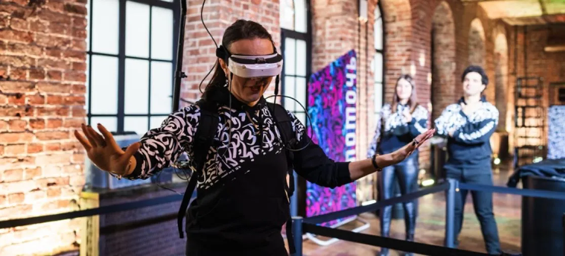Задание Помочь — участник в VR-очках